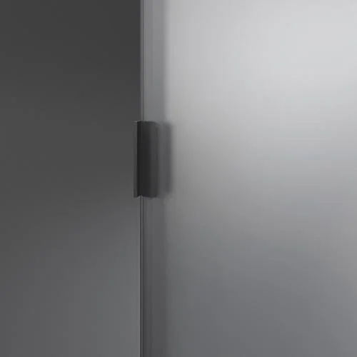 Griffleiste Avendo an der Kante einer Glastür